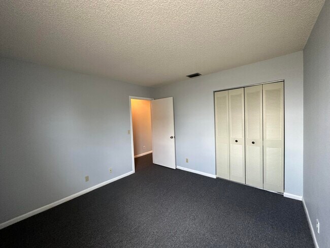 Building Photo - 80 Tara Lakes Dr W