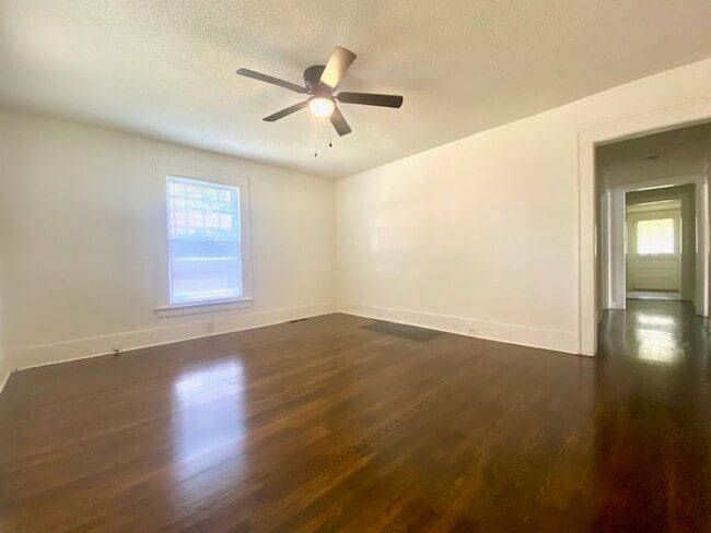 Building Photo - 1/2 MONTH FREE * 2-Bed 2 bath | 5 Minutes to Downtown) Yard wk included