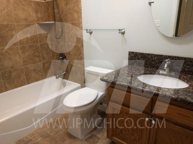 Building Photo - Cozy house