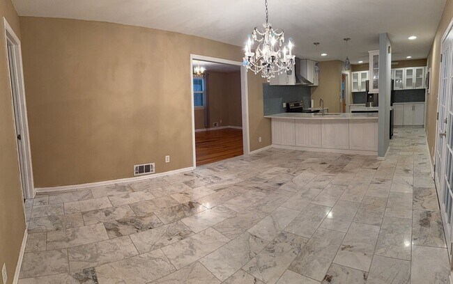 Building Photo - 5 Bedroom/4 Bath Home for lease on 1.5 Acr...