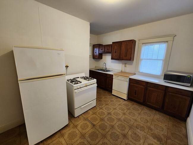 Building Photo - Great 2 Bedroom House in Moline