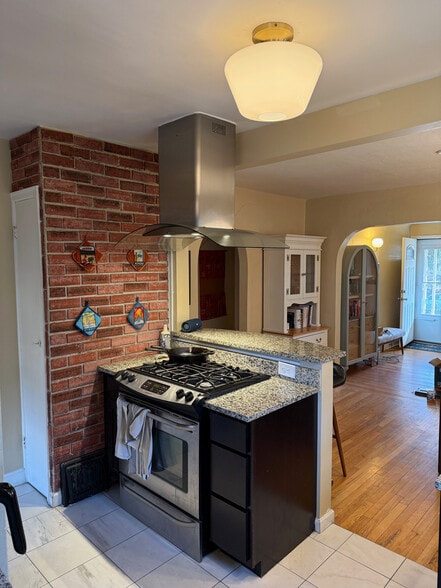 Range (gas stove and oven) - 3423 N Saint Paul St