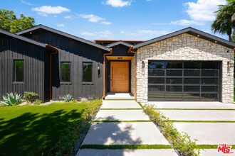Building Photo - 13463 Chandler Blvd