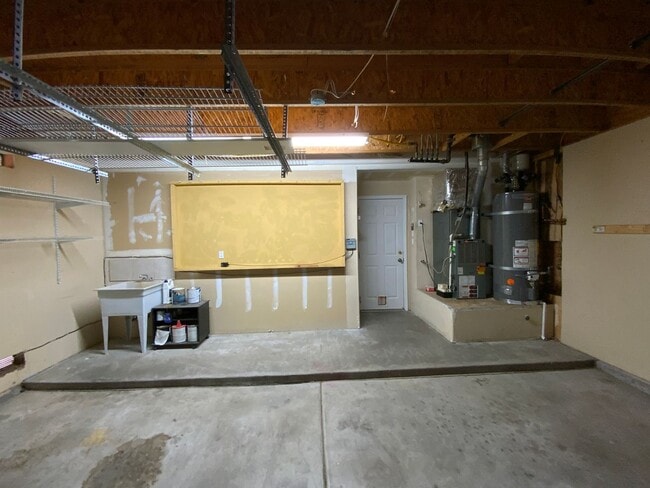 Building Photo - 3 Bedroom Single Story Home Available Near...