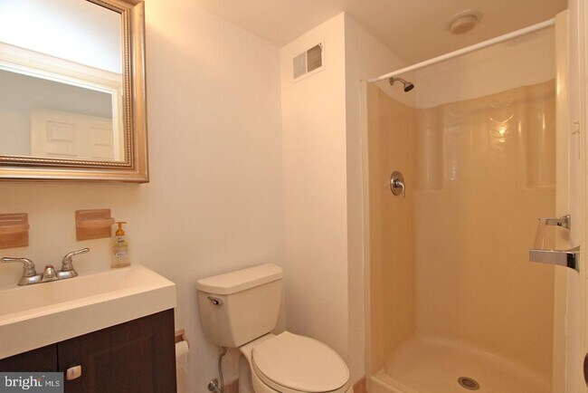 Building Photo - 185 Valley Stream Cir