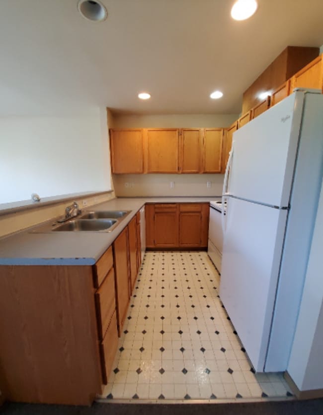 Building Photo - 4 Bedroom, 3 Bathroom Duplex near WWU! PRE...