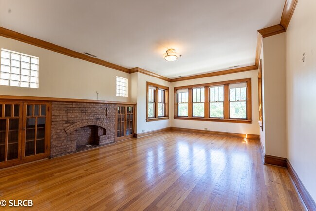 Building Photo - 5325 W Montrose Ave