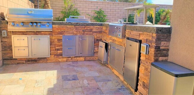 Building Photo - Hidden gem in prestigious community of Palm Desert - Convineant to access from everywhere.