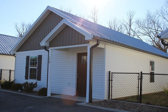 Building Photo - 3 bed, 1 bath Home