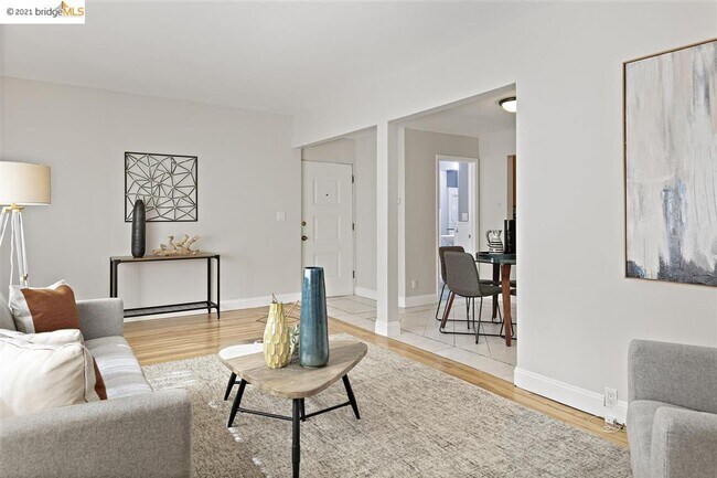 Building Photo - Beautiful Light-Filled 2BR/1BA Condo – Ste...