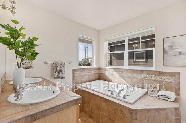 Building Photo - 2104 18th Ave