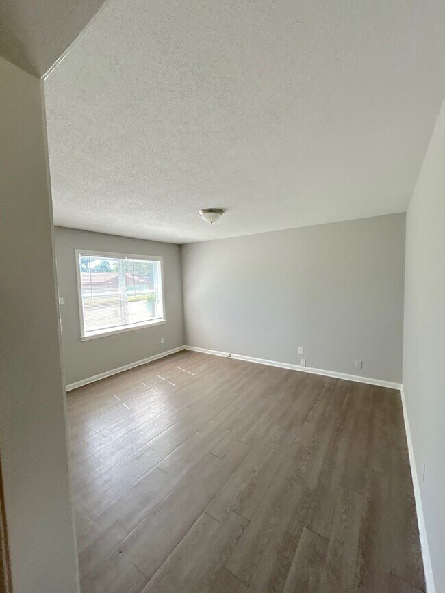 Building Photo - 4811 Bradford Dr