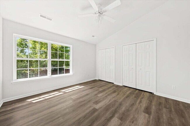Building Photo - 2 Bedrooms Townhouse