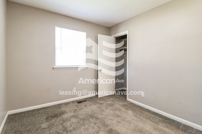 Building Photo - 501 Lindenhurst Dr