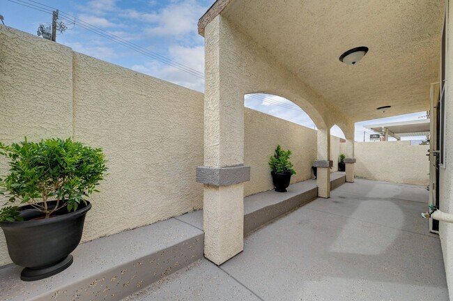 Building Photo - Beautiful 3BR Toscana Home