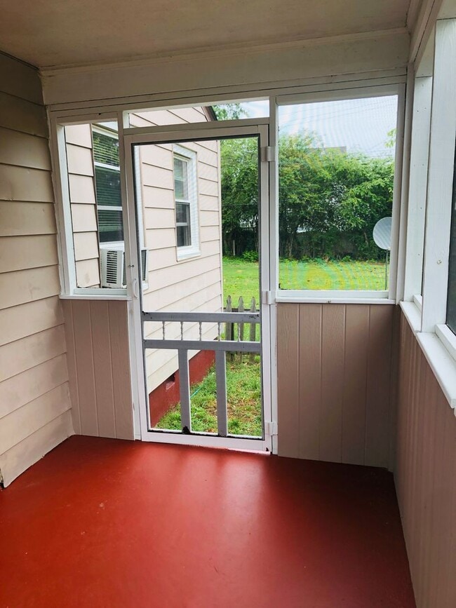 Building Photo - Adorable 3 bdrm/1 bath Home Located in Desirable West End!