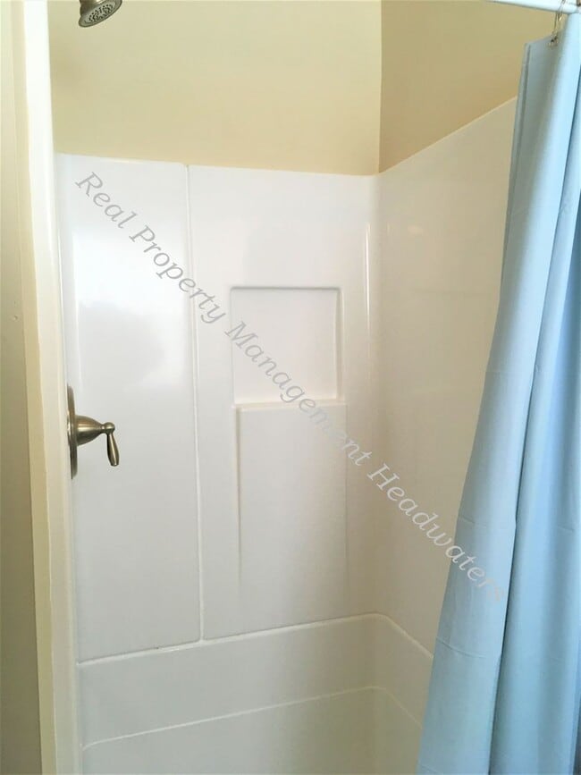 Building Photo - 5 Bedroom 3-1/2 Bath House For Rent