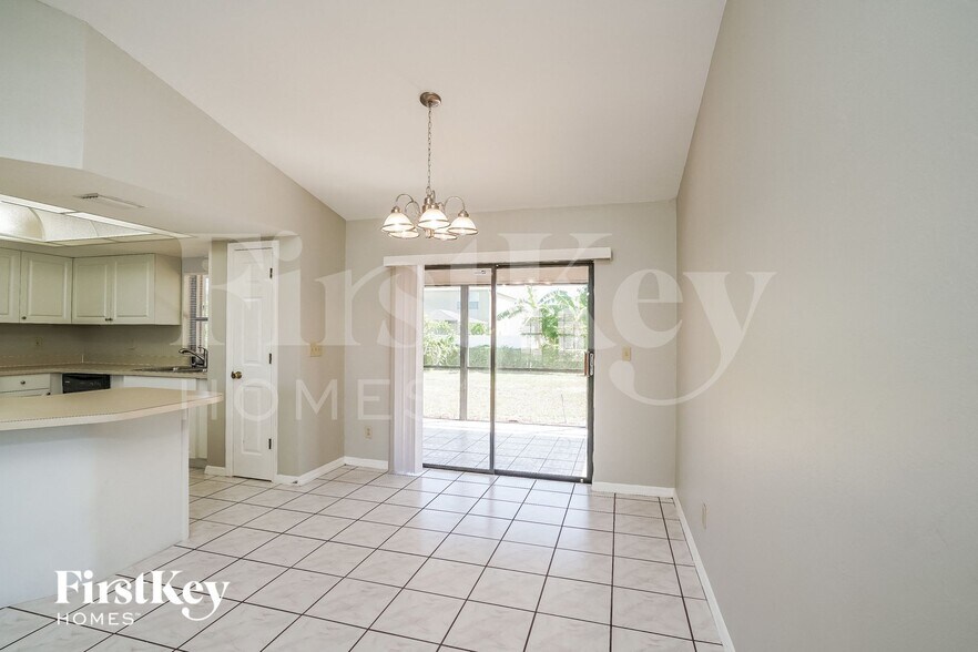 Building Photo - 3325 SW 6th Ave