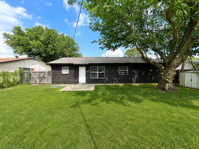Building Photo - Gorgeous 3/2 recently renovated in homey neighborhood