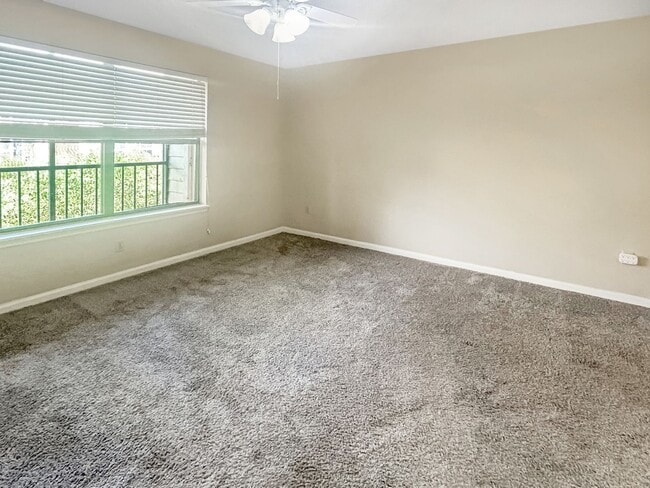 Building Photo - One Bedroom Apartment in Gated Community - Easy Highway Access!