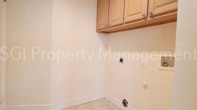 Building Photo - 1304 Hillcrest Dr