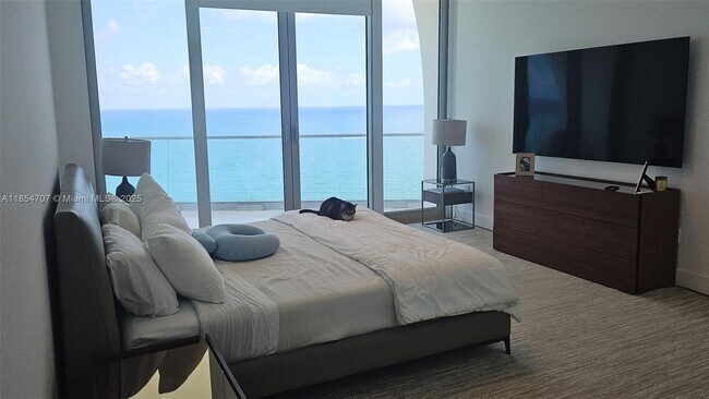 Building Photo - 16901 Collins Ave