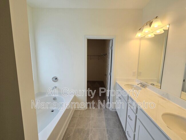 Building Photo - 142 Hadley Wy