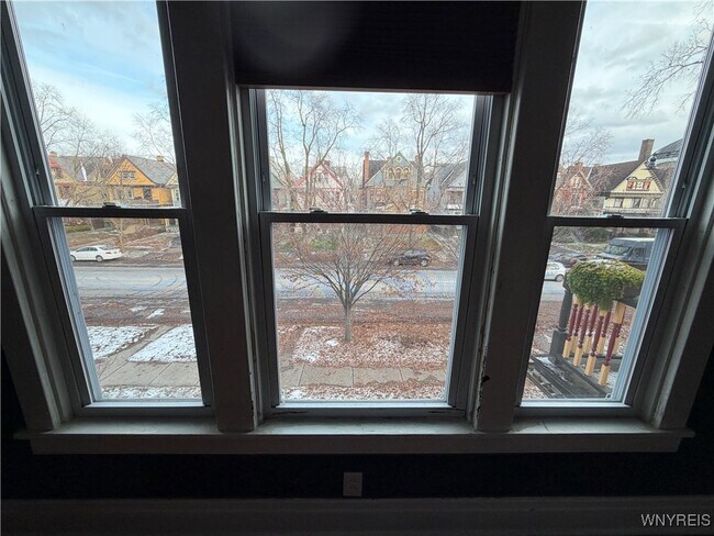 Building Photo - 180 Richmond Ave