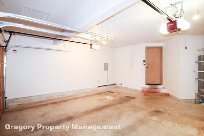 Building Photo - 2000 Village Green Dr