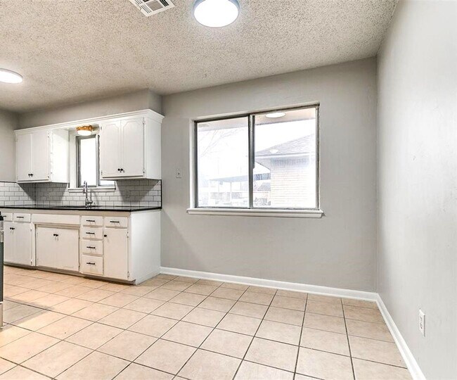 Building Photo - Super 4 Bed 1.5 Bath in the South Gate Addn in Moore, OK