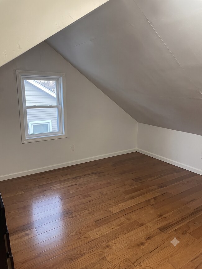 Building Photo - 4-Bedroom, 1-Bathroom Residence w/ Washer and Dryer