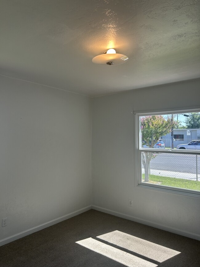 Building Photo - 1301 Higbee Dr