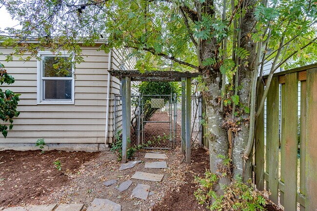 Building Photo - 7316 SE 68th Ave