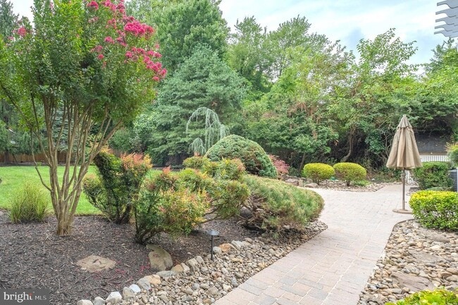 Building Photo - 5905 Lone Oak Dr