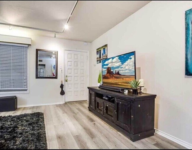 Building Photo - 505 W 7th St