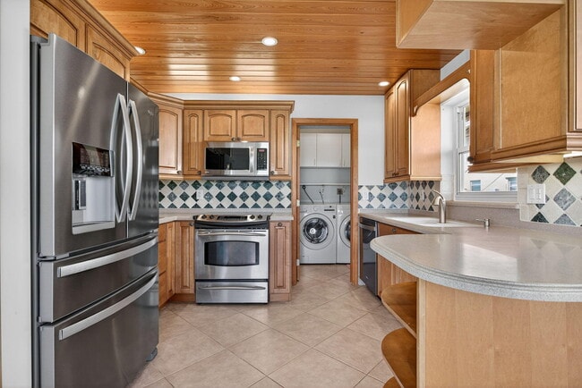 Building Photo - 2757 NE 29th Ave