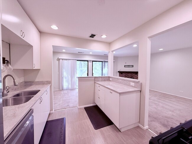 Building Photo - 70 Margate Ct
