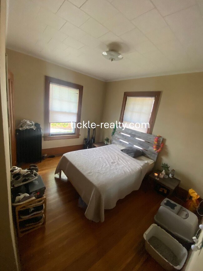 Building Photo - Large 2 Bedroom in Swillburg - Covered Porch