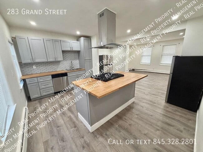 Building Photo - 283 Grand St