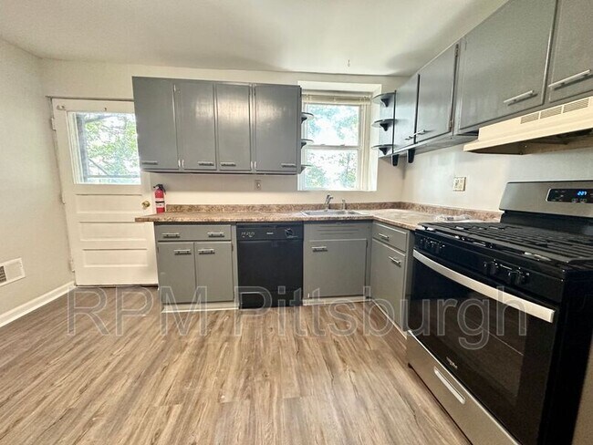 Building Photo - 373 Riverview Ave