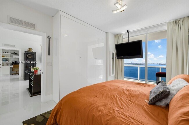 Building Photo - 600 NE 27th St