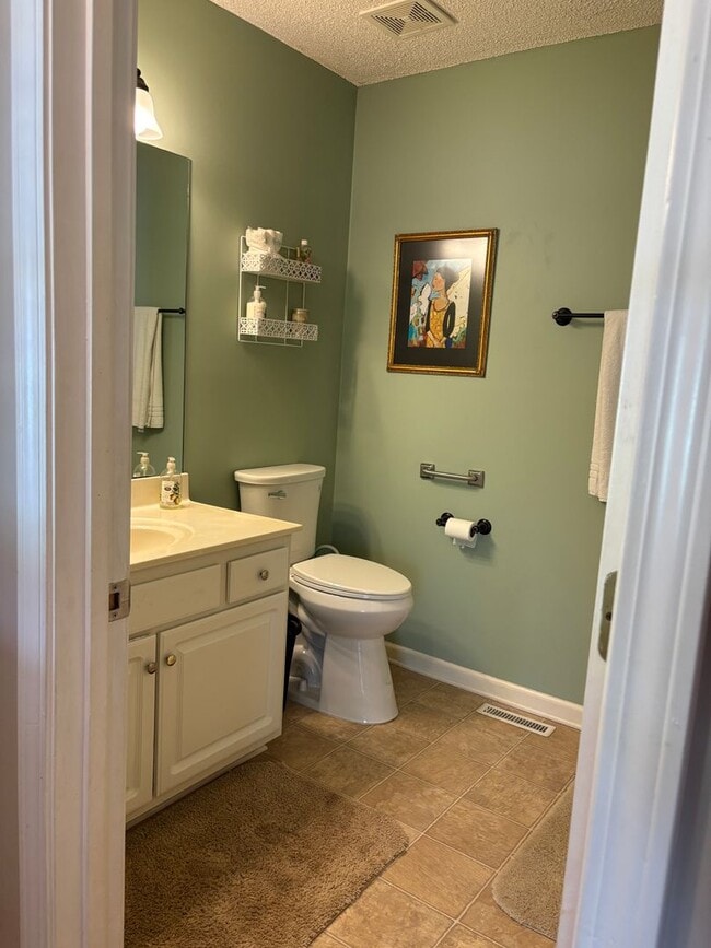 Building Photo - Large, private home in Rivercliff