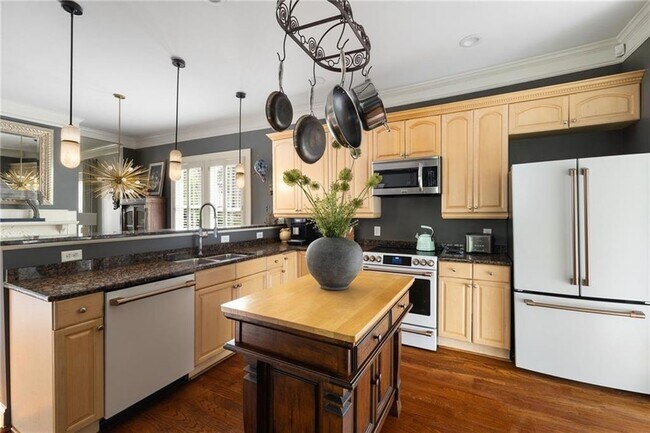 Building Photo - 28 Clay St SE