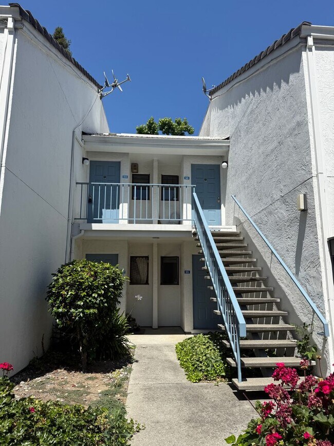 Primary Photo - SPACIOUS 2 BEDROOM, 2 BATHROOM UPSTAIRS UN...