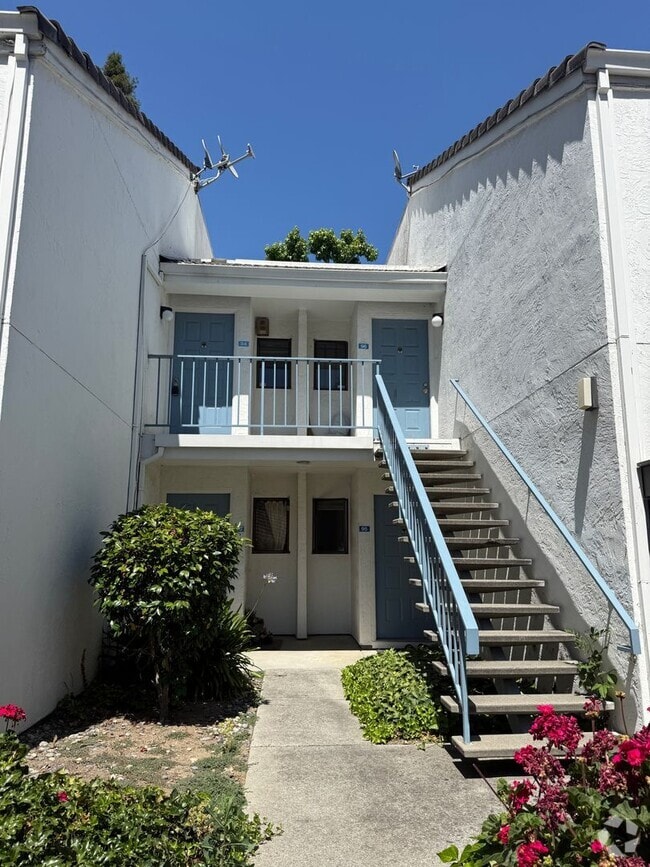 Building Photo - SPACIOUS 2 BEDROOM, 2 BATHROOM UPSTAIRS UN...