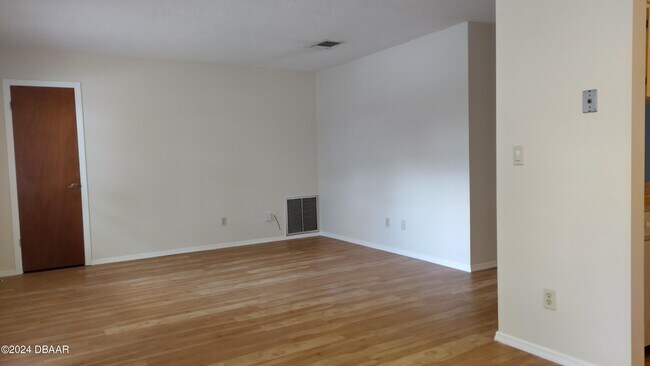 Building Photo - 3016 India Palm Dr