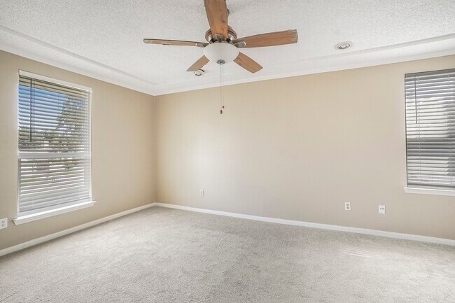 Building Photo - 17810 Crestline Rd