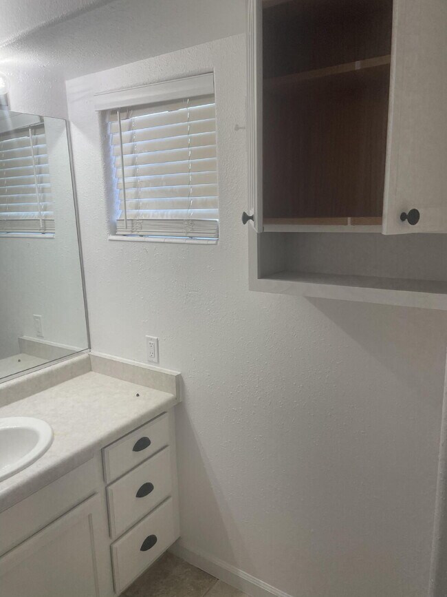 Building Photo - 521 Hoyt St