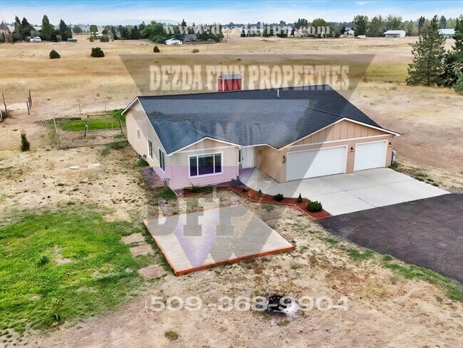 Building Photo - Country Living, Minutes to FAFB! 4 Bed, 2 ...
