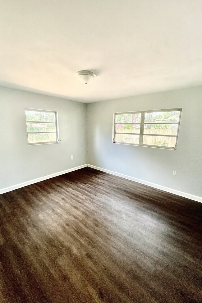 Building Photo - 4939 Flamingo Ln